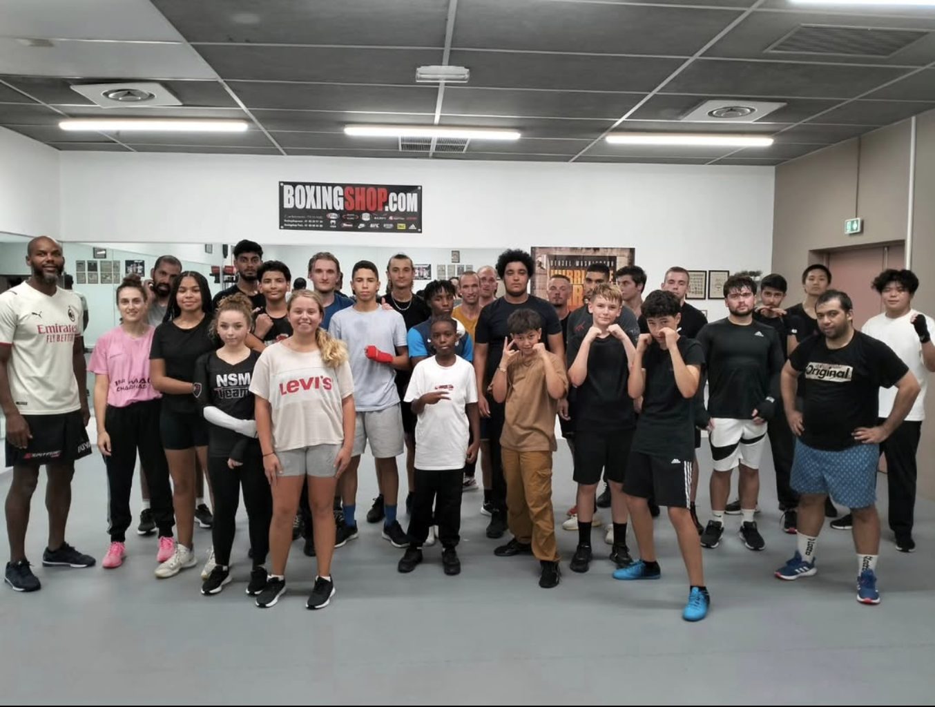 Le groupe du Boxing Club Saint-Maurice, adolescents et adultes réunis dans la salle