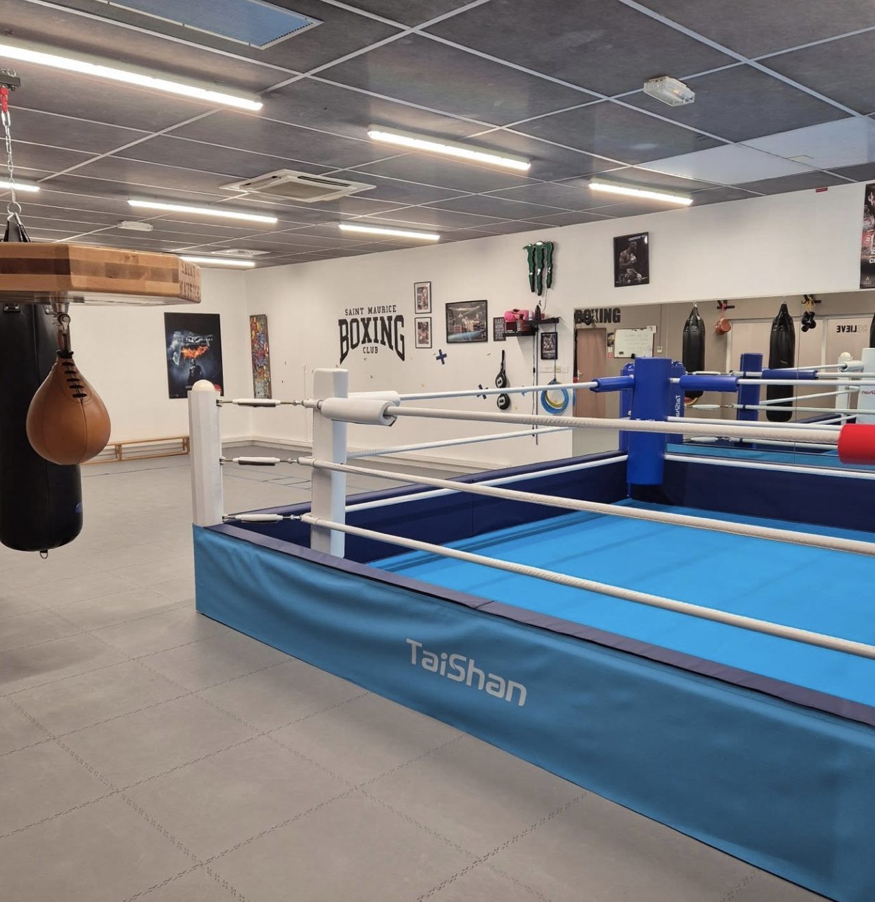 Le ring et la poire de vitesse dans la salle du Boxing Club Saint-Maurice