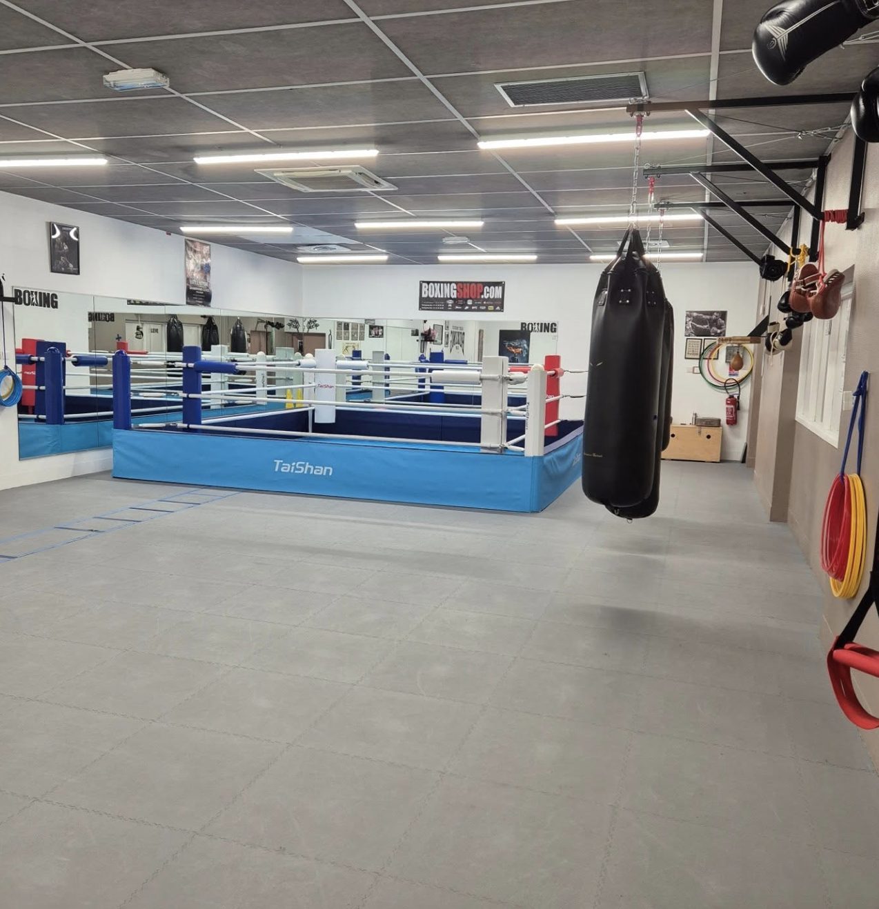 Sacs de frappe suspendus dans la salle du Boxing Club Saint-Maurice